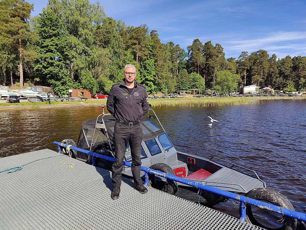 Rīgas pašvaldības policijas Drošības uz ūdens pārvaldes Glābšanas un sabiedriskās kārtības nodrošināšanas nodaļas priekšnieks Jānis Skrims: "Mums bieži ziņo, ka tiek ķertas zemmēra zivis. Piemēram, zandartu laikā, kad Daugava ir pilna ar laivām. Vienas laivas makšķernieki novēro citus un par pārkāpumiem mēdz ziņot."