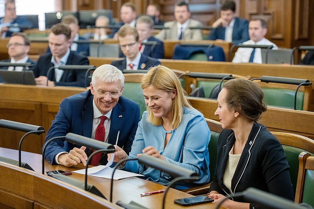 Ministru prezidents Krišjānis Kariņš var priecāties – vakar Saeimas vairākums noraidīja pieprasījumu par viņa demisiju. Attēlā: premjers kopā ar labklājības ministri Eviku Siliņu un veselības ministri Līgu Meņģelsoni Saeimas sēdē.