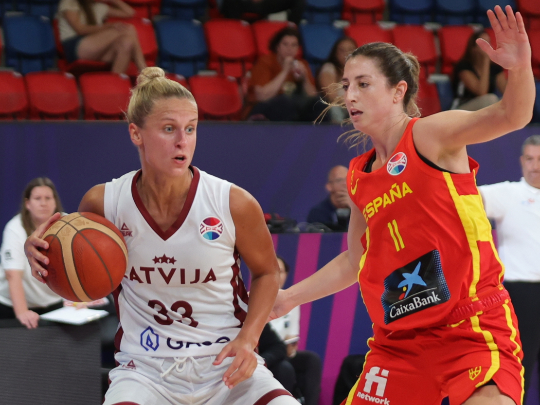 Kitija Laksa cīņā ar spāņu basketbolisti.