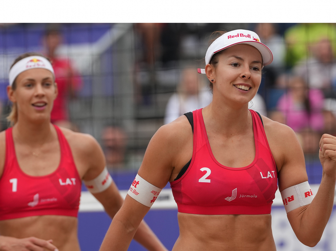 Latvijas pludmales volejbolistes Tīna Laura Graudiņa (nr.1, sarkanā tērpā), Anastasija Samoilova (nr.2, sarkanā tērpā), pludmales volejbola "Beach Pro Tour" posma fināla spēlē par trešo vietu Jūrmalā, kurā tiekas Latvijas un Brazīlijas pludmales volejbolistes.