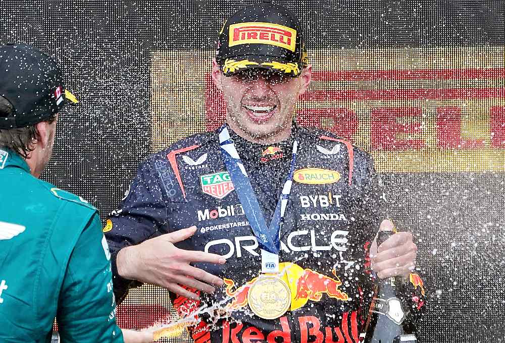 Makss Verstapens saņem šampanieša šalti no spāņa Fernando Alonso pēc triumfa Kanādas "Grand Prix" izcīņā. Nīderlandietis šosezon uzvarējis sešos no astoņiem F-1 čempionāta posmiem.