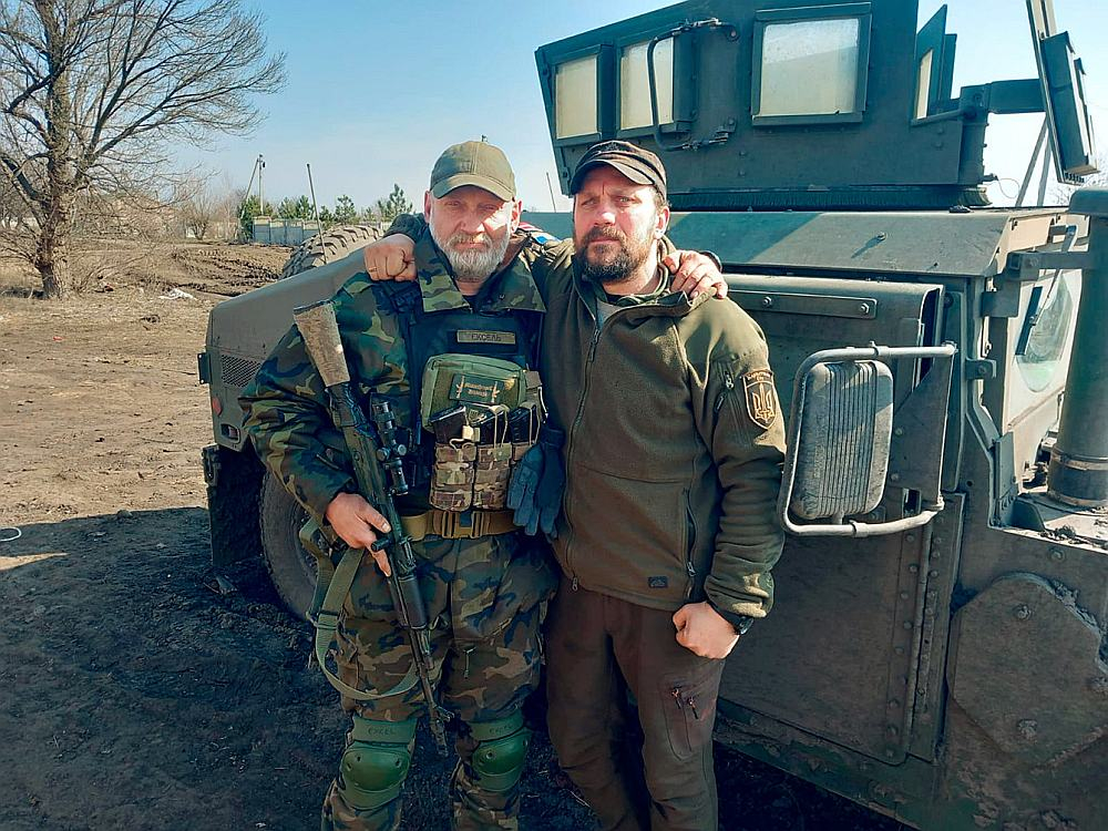 Gundars (pa labi) un ukraiņu kaujas biedrs Andrejs Kremennes frontes sektorā.