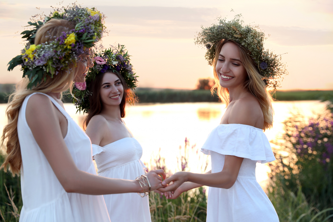 Kad vainagi būs apvītuši un Jāņu nakts burvības piesūkušies, tos var likt pie sienas un kaltēt jaukām atmiņām.