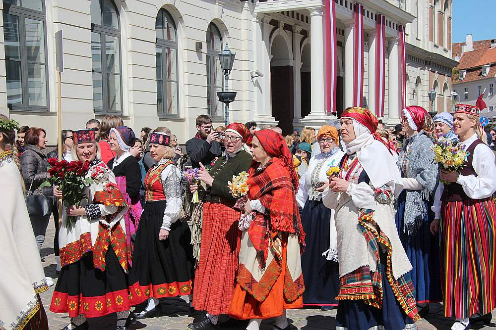 Tautas tērpu dažādība 2018. gada Dziesmu un deju svētku gājienā. Latvijā ir pieci tautas tērpu novadi, kas dalās vēl sīkāk. Var nokomplektēt simtiem tērpu variantu.