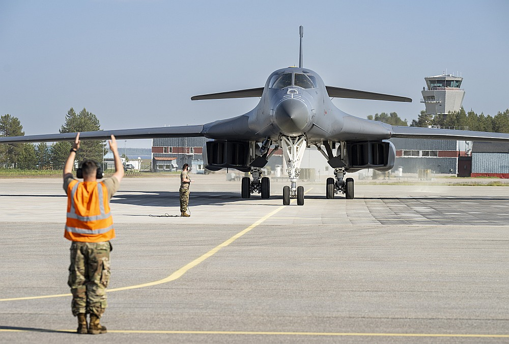 Pirmdien pirmo reizi vēsturē Zviedrijas teritoriju – Norbotenas aviācijas bāzi – izmantoja ASV stratēģiskie bumbvedēji "B-1B Lancer", kas piedalās kopīgās mācībās ar Zviedrijas armiju un pirms tam pārlidoja arī Rīgu.