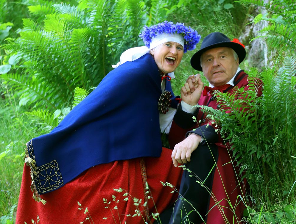 Vidvuds un Iveta Vizbulīte Medeņi ir rūdīti folkloristi un krustu šķērsu ceļo pa visu Latviju, vadot gadskārtu svētkus un ģimenes godus tautas tradīcijās.