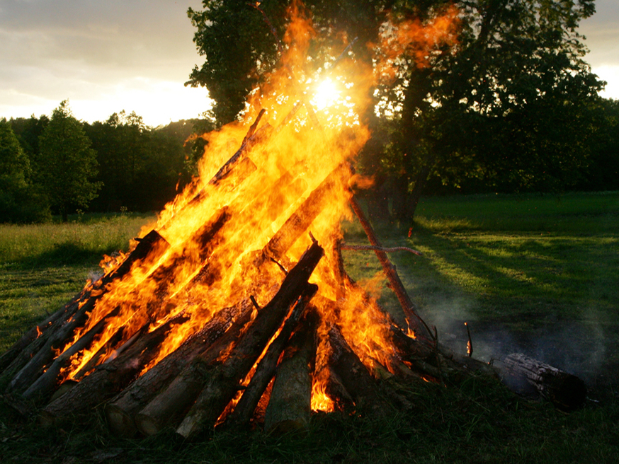 Jāņuguns.