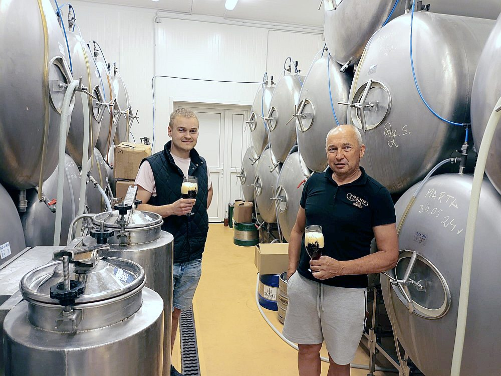 Cesvaines aldari Rūdolfs Eglītis (no kreisās) un Ainārs Leimanis gatavojas izbraukuma tirdzniecībai. Šodien viņus var sastapt Zāļu tirgū Doma laukumā Rīgā, bet Līgo vakarā – Gulbīšu parkā Gulbenē.