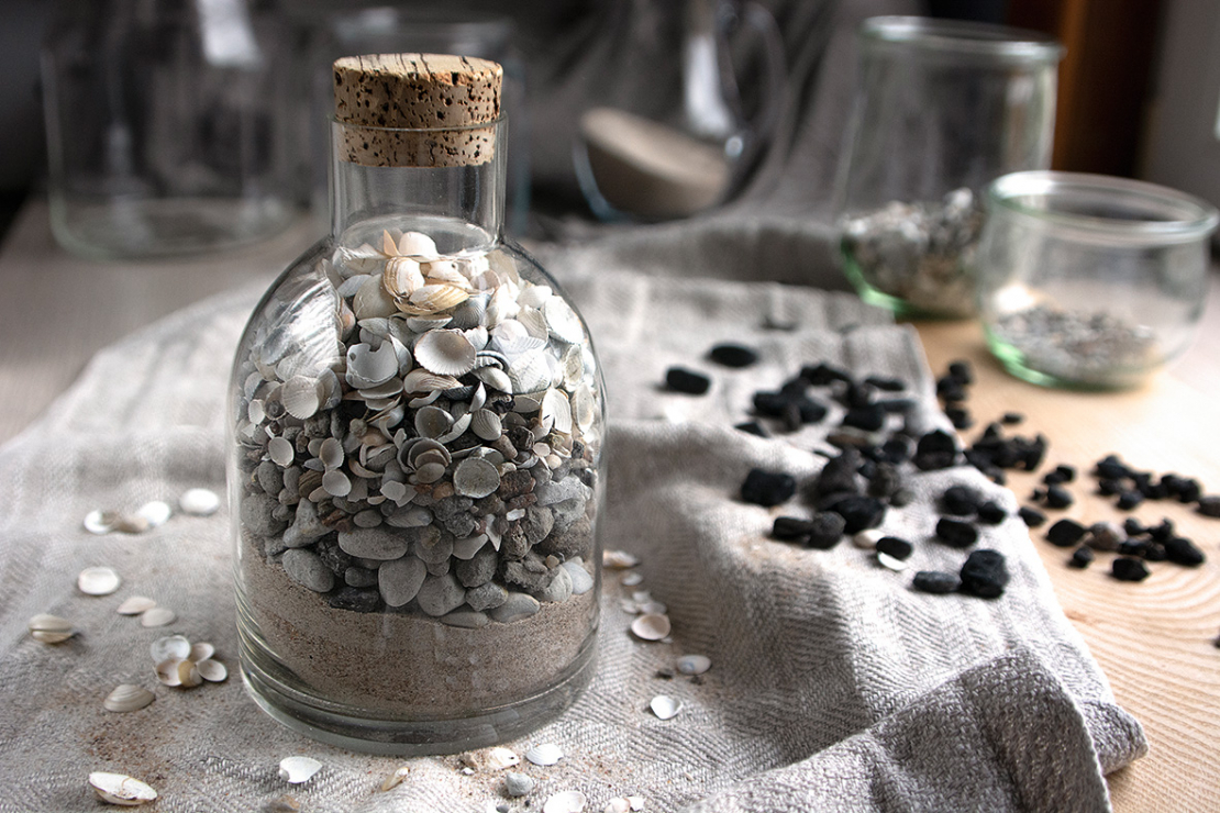 Dekori no jūras krastā atrastiem sīkumiem.