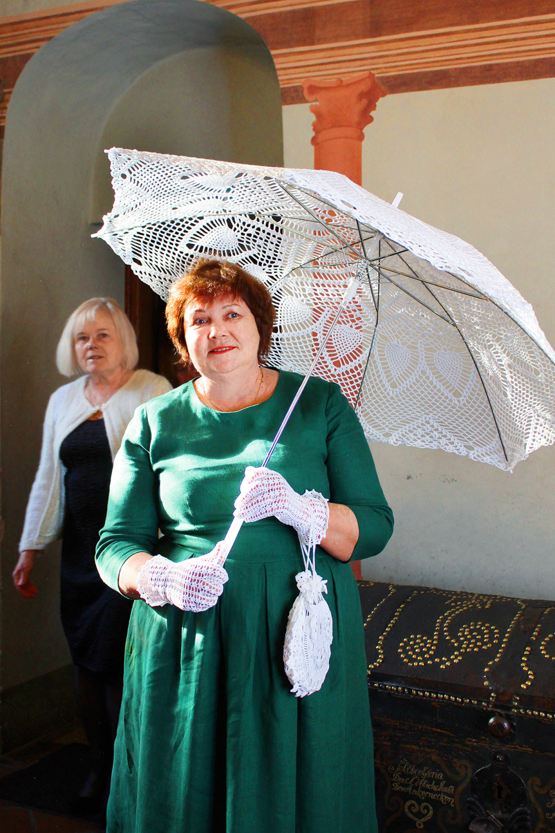 Iveta Zvejniece uz pasākumu ieradās no tālienes – Alūksnes novada Mālupes. Viņas tamborētais saulessargs ar cimdiņiem un somiņu tik krāšņi izcēlās uz zaļās kleitas fona.