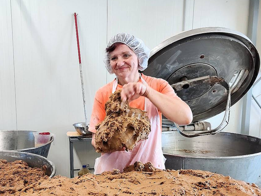 Rudzu maizes mīklas mīcītāja Agita Briede savā darba vietā – "Cannelle Bakery" ražotnē Saldū. Maiznīcas īpašnieki ieguldījuši 350 tūkstošus eiro, kas ļaus saražot vairāk rudzu maizes.