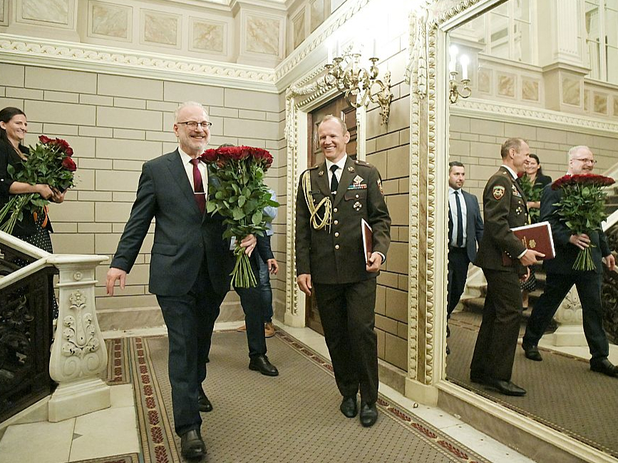 Egils Levits no Saeimas zāles izgāja ar ziediem, ko viņam pasniedza Saeimas prezidija un vairāku frakciju pārstāvji.