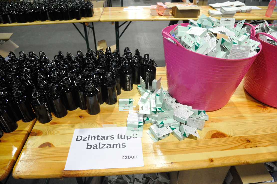 Tiek gatavotas Dziesmu svētku Dalībnieka somas.