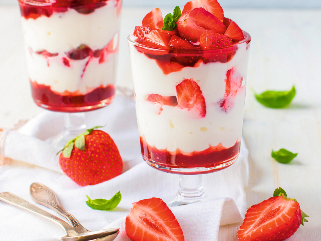 Zemeņu un zefīra deserts.
