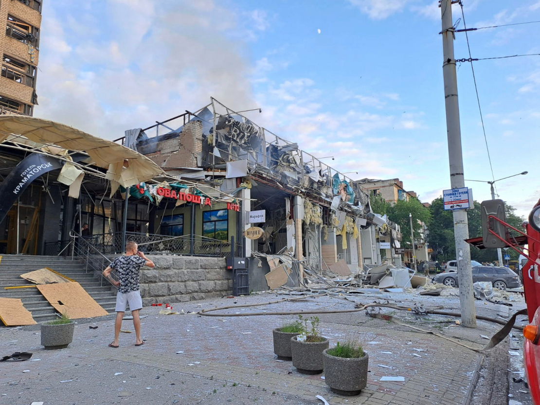 Krievijas raķešu triecienā restorānam Kramatorskā, Ukrainā, nogalināto skaits pieaudzis līdz četriem.