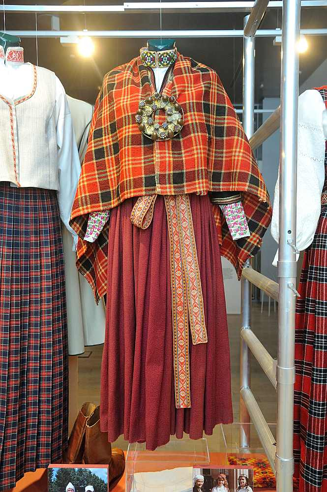 Alsungas tautastērps. Tā daļas darinātas gan Alsungā – 19. un 20. gs., gan Austrālijā – 20. gs. 70. gados. Alsungas Amatu mājas deponējums. Kādreiz piederējis Austrālijas latvietei Mārai Siksnai.