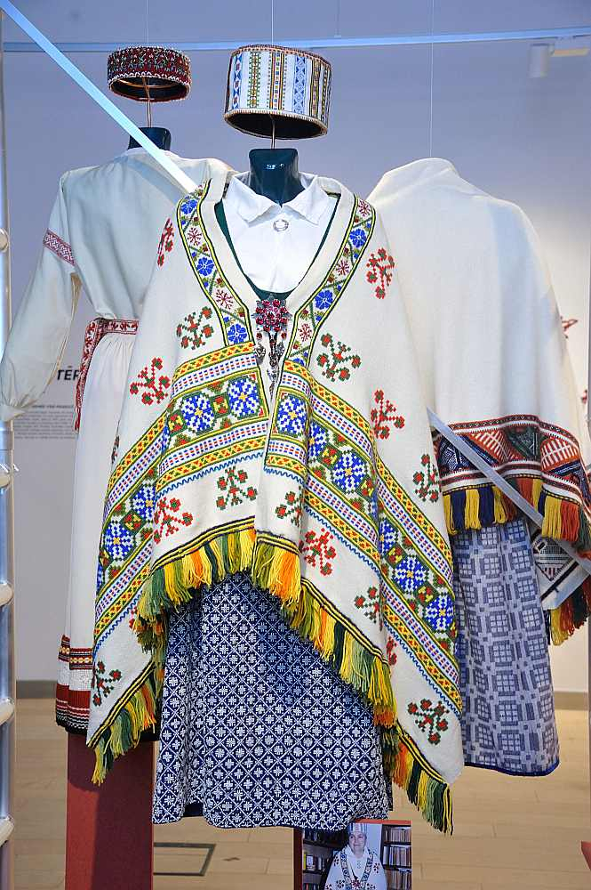 Praulienas tautastērps. Darinājusi Ērika Zosārs Melburnā (Austrālija). Viņa izšuvusi rakstus ne vien krekliem un villainēm, bet arī šā tautastērpa brunčiem. Ūves Zosāra dāvinājums. Muzeja "Latvieši pasaulē" krājums.