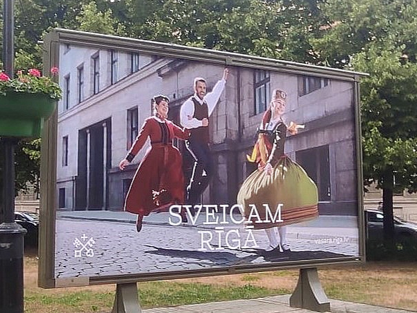 Rīgas ielās izvietoti plakāti ar sveicieniem dziesmu svētku dalībniekiem.
