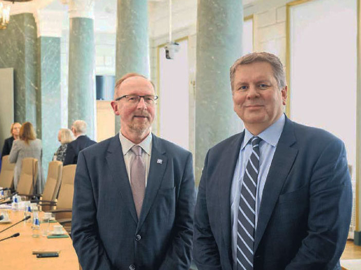 "Mūsu – diasporas organizāciju – mērķis ir celt latviešu pašapziņu, ļaut noticēt iespējām, spēcināt patriotismu. Un arī rosināt savus ārzemju partnerus investēt Latvijā. Vārdu sakot, stiprināt savstarpējās biznesa saites un visiem kopā palīdzēt savas valsts tautsaimniecībai visos iespējamos veidos," saka Pasaules Brīvo latviešu apvienības valdes priekšsēdis Pēteris Blumbergs (no labās) un PBLA izpilddirektors Raits Eglītis.