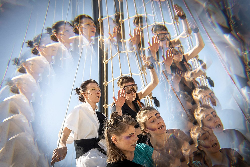 Liepājnieku Sirēnas, kas svilpj, repo, protestē, iemieso aktrises Inga Dzintare, Agnija Dreimane, Vija Mežale, Ilze Jura, Madara Enkuzena.