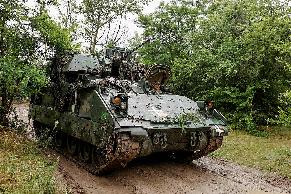 ASV piegādātā kājnieku kaujas mašīna "Bradley" Ukrainas bruņoto spēku sastāvā Zaporižjas apgabalā. Jaunākā Vašingtonas militārā palīdzība ietver 30 mašīnas "Bradley", kā arī citu bruņojumu.