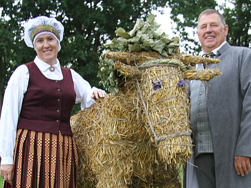 "Mārtiņa" zemgaļu svētku deju tērpus demonstrē Ilze Beide-Rīna un Māris Launags. Brunčiem ir Lielplatonei raksturīgie kvadrātiņi. Pa vidu Lielplatones simbols – bullis Brencis. Kādreiz bija tāda Lielplatones lopkopības izmēģinājumu stacija, tagad ir AS "Lielplatone", kas nodrošina deju kolektīvu ar pienu bukstiņputrai.
