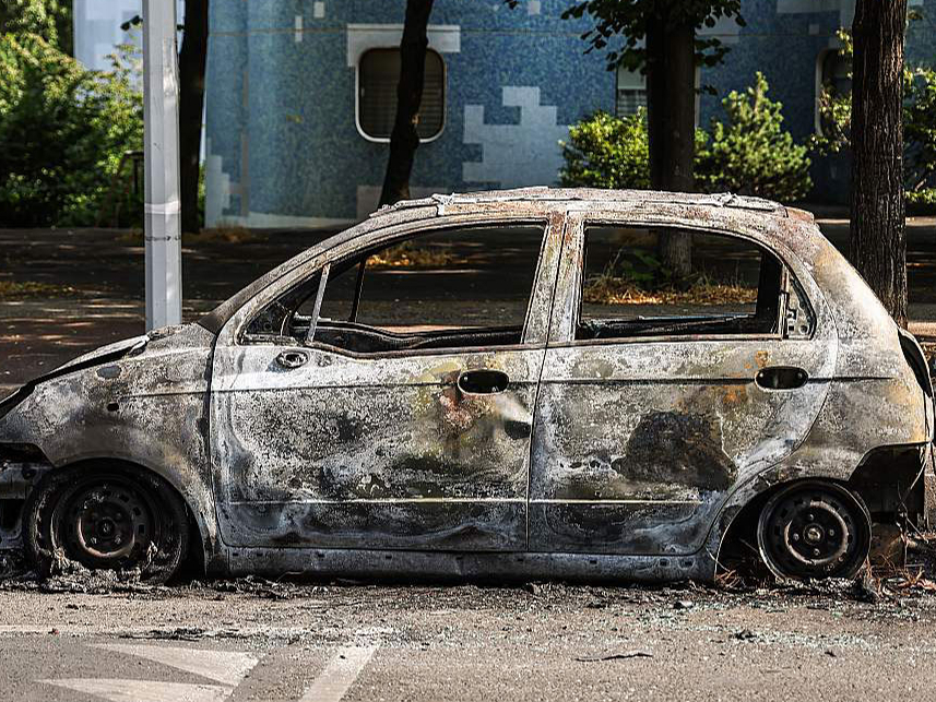 Francijā turpinās nekārtības. Tiek dedzinātas automašīnas. 
