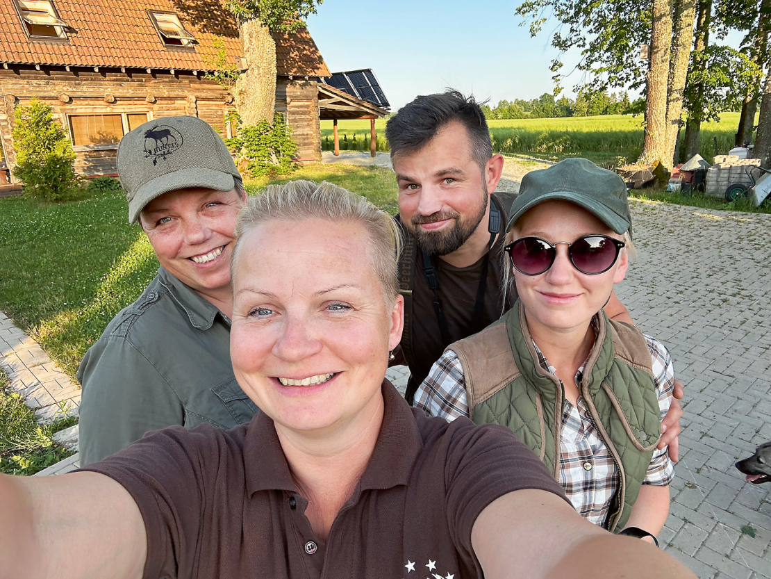 Kopā ar kolēģiem (no kreisās) Kati Šternu, Viesturu Arklonu un Emīliju Mariševu.