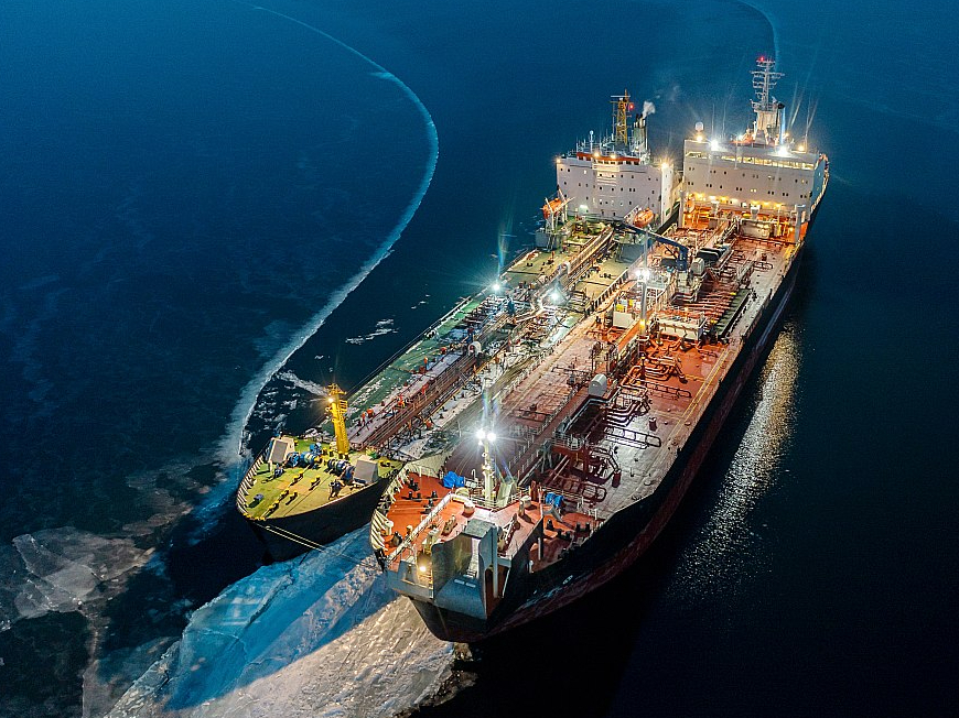 Turpmāk tankkuģiem, kas plāno pārkraut naftu jūrā, būs jāziņo par šādu loģistikas darbību iepriekš, norādot arī ģeogrāfisko zonu vismaz 48 stundas pirms naftas pārkraušanas no viena kuģa otrā. Šādi tiek mēģināts novērst Krievijas sankciju apiešanu, sajaucot Krievijas naftu ar citu valstu izcelsmes naftu.