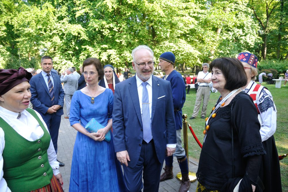 Dziesmu svētku virsdiriģentu un virsvadītāju godināšana. Egils Levits ar kundzi. 