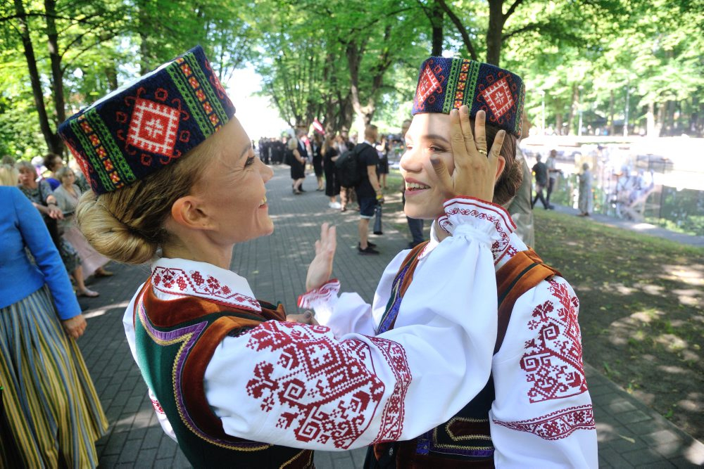 Dziesmu svētku virsdiriģentu un virsvadītāju godināšana. 