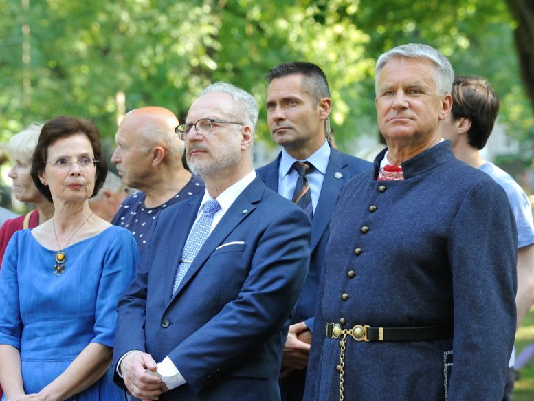 Dziesmu svētku virsdiriģentu un virsvadītāju godināšana. E. Levits un Nauris Puntulis.