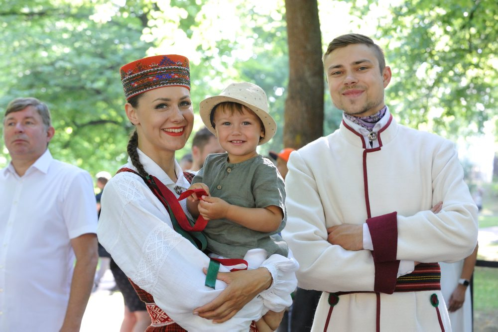 Dziesmu svētku virsdiriģentu un virsvadītāju godināšana. 