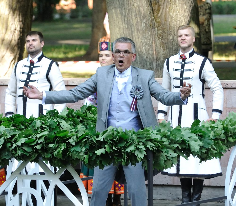 Dziesmu svētku virsdiriģentu un virsvadītāju godināšana. 