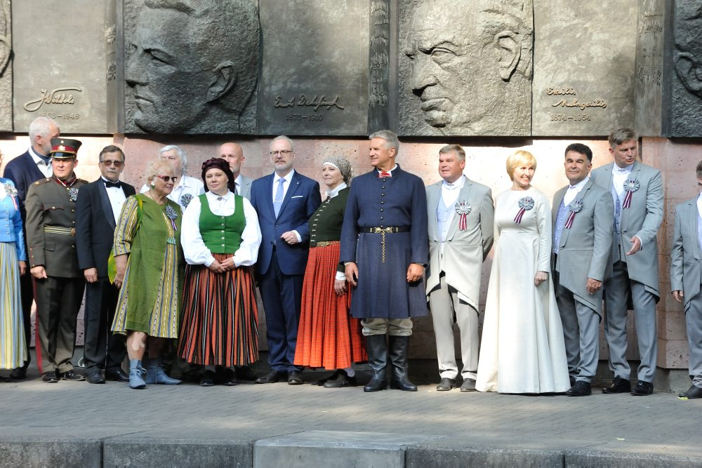 Dziesmu svētku virsdiriģentu un virsvadītāju godināšana. 