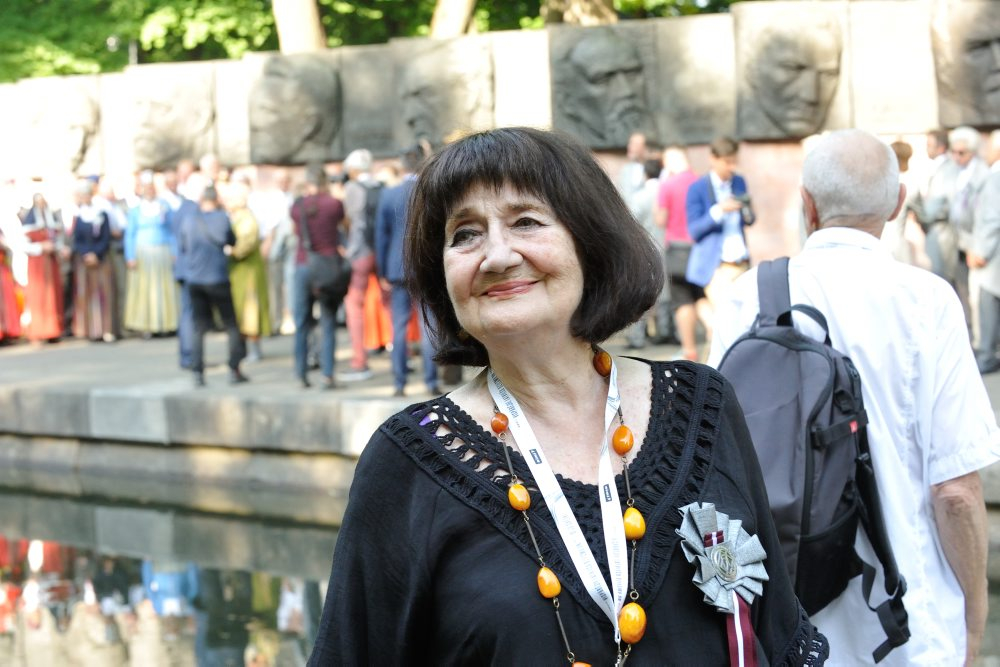 Dziesmu svētku virsdiriģentu un virsvadītāju godināšana. 