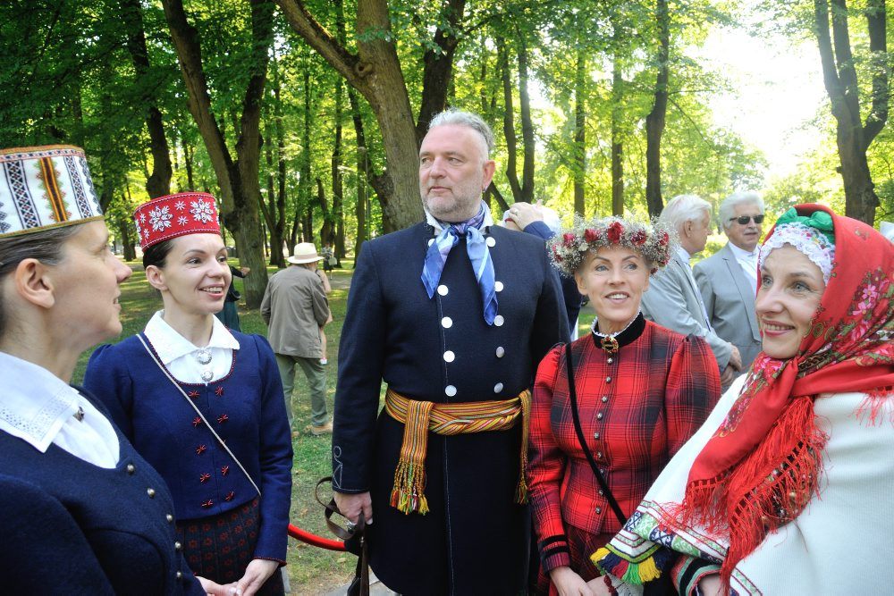 Dziesmu svētku virsdiriģentu un virsvadītāju godināšana. 