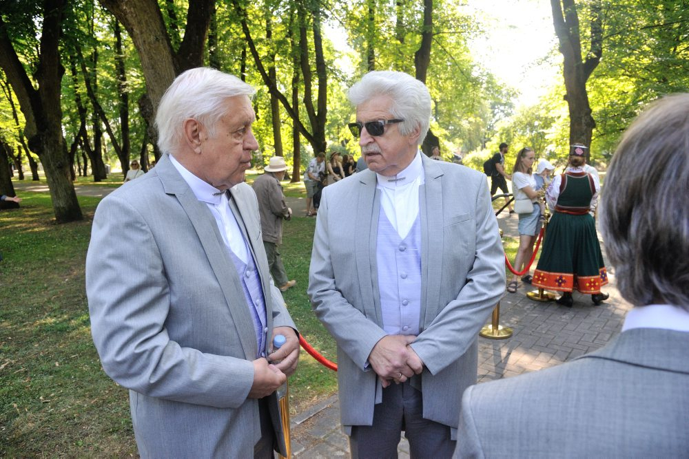 Dziesmu svētku virsdiriģentu un virsvadītāju godināšana. 