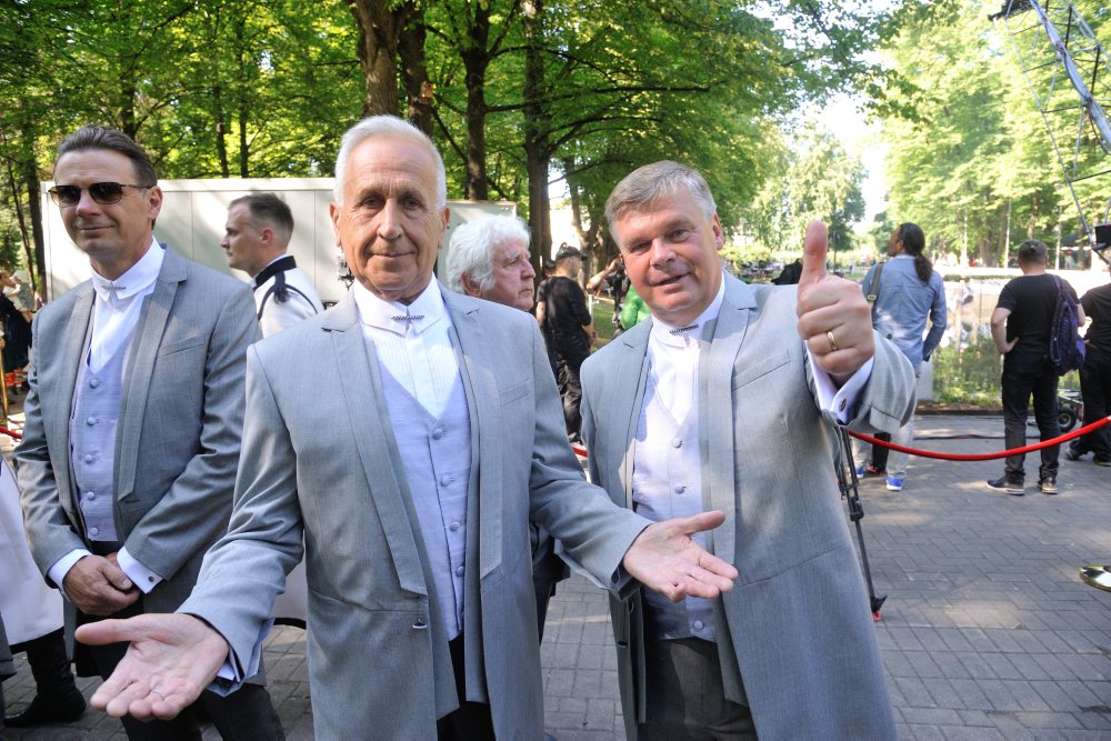 Dziesmu svētku virsdiriģentu un virsvadītāju godināšana. Jānis Erenštreits un Romāns Vanags.