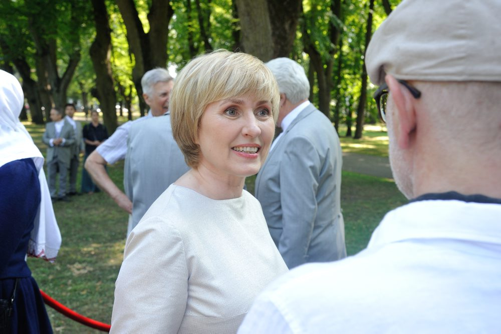 Dziesmu svētku virsdiriģentu un virsvadītāju godināšana. Ilze Valce.