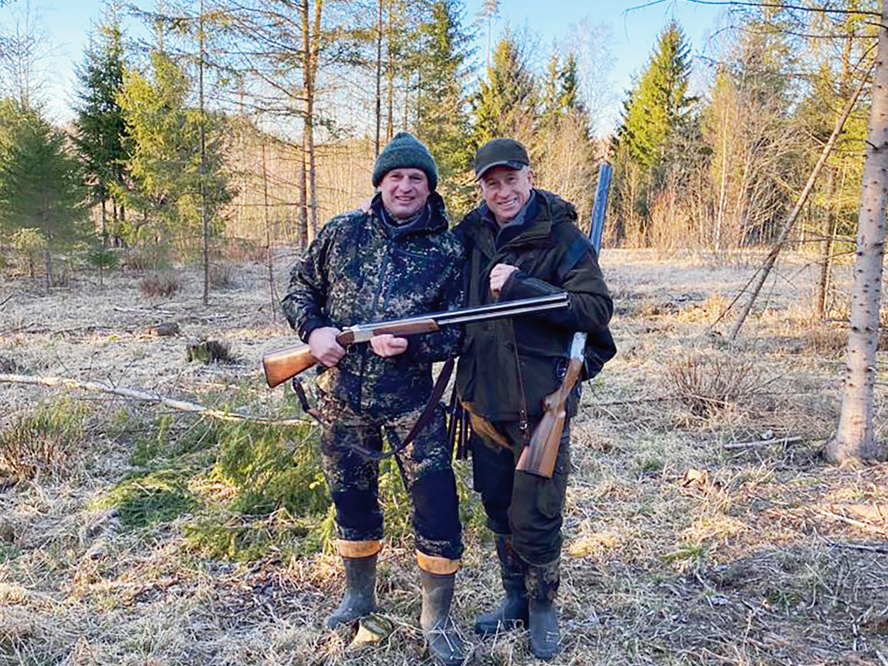 Ar tenisa treneri Paulu Feldmani medībās Kaivē.