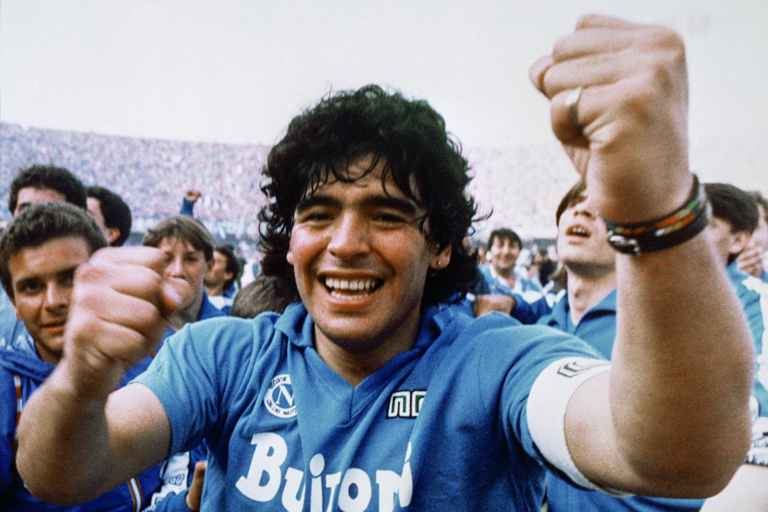 Argentīniešu futbola superzvaigzne Djego Armando Maradona pēc Napoli komandas izcīnītā pirmā Itālijas augstākās līgas titula Neapolē, Itālijā, 1987. gada 10. maijā.