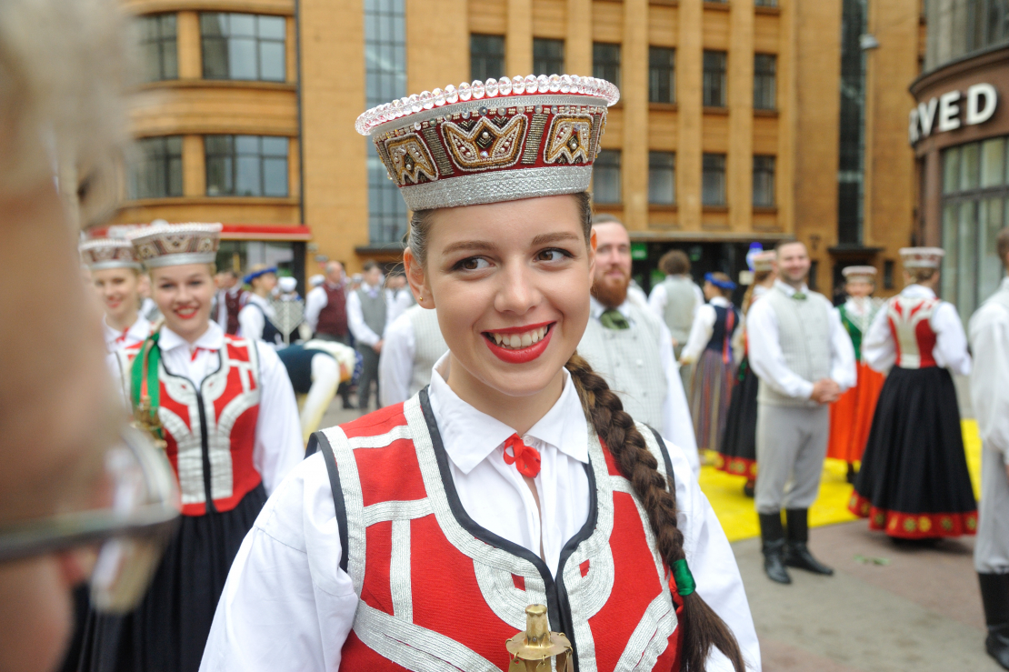 XXVII Vispārējo latviešu Dziesmu un XVII Deju svētku gājiens.