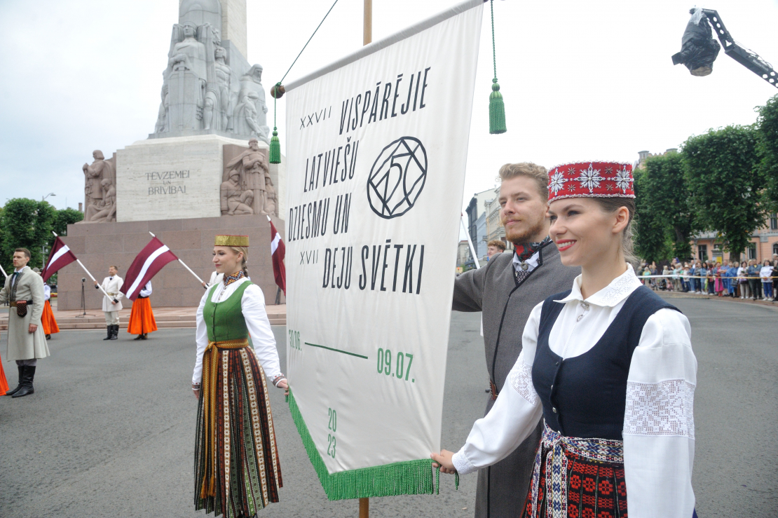 XXVII Vispārējo latviešu Dziesmu un XVII Deju svētku gājiens.