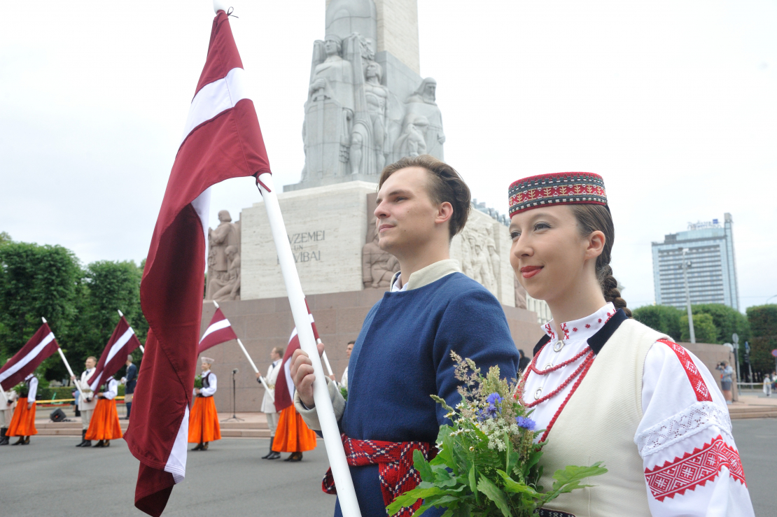 XXVII Vispārējo latviešu Dziesmu un XVII Deju svētku gājiens.