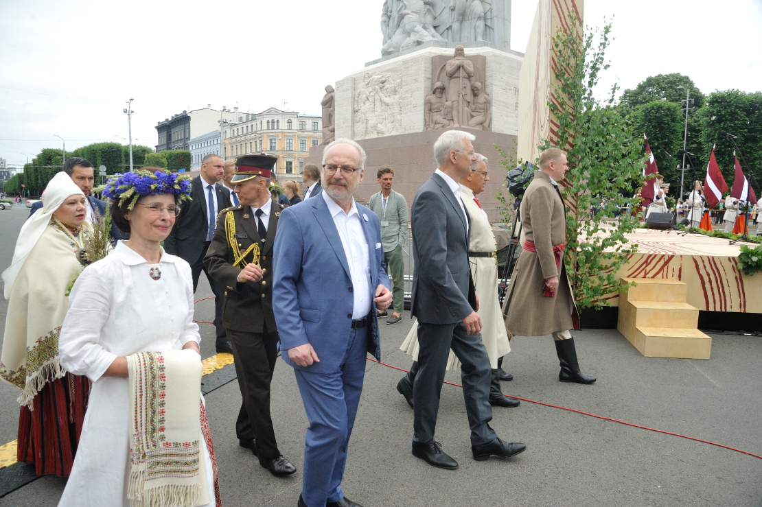XXVII Vispārējo latviešu Dziesmu un XVII Deju svētku gājiens.