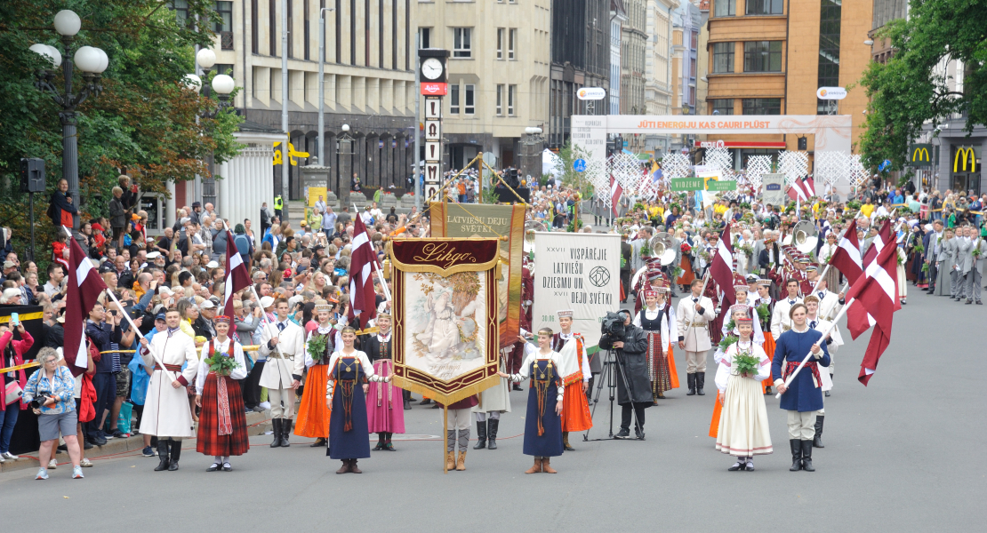 XXVII Vispārējo latviešu Dziesmu un XVII Deju svētku gājiens.