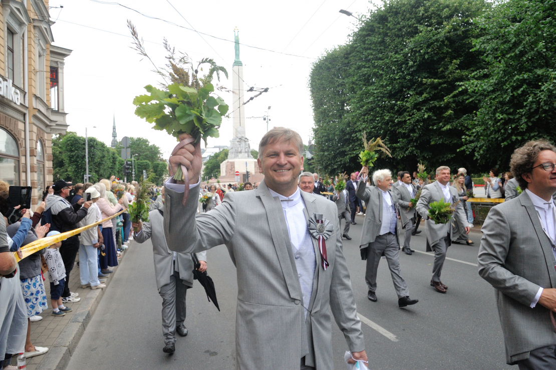 XXVII Vispārējo latviešu Dziesmu un XVII Deju svētku gājiens.