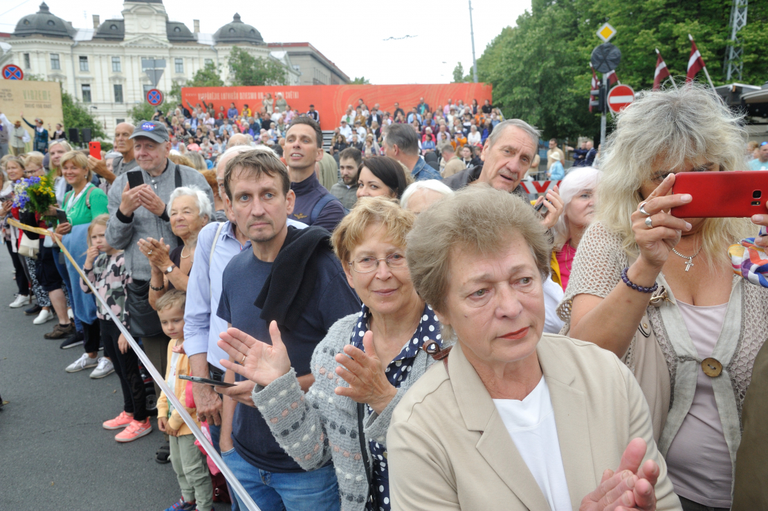 XXVII Vispārējo latviešu Dziesmu un XVII Deju svētku gājiens.