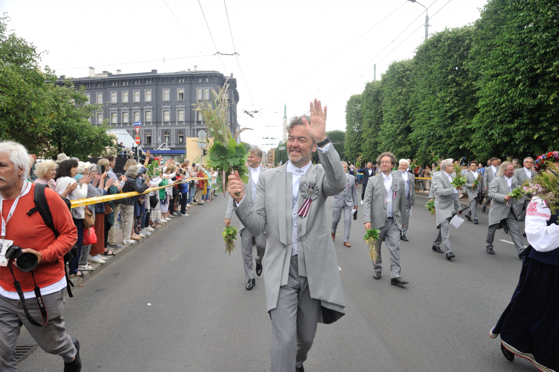 XXVII Vispārējo latviešu Dziesmu un XVII Deju svētku gājiens.